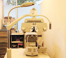 小原メガネでは視力検査室(テストルーム)にも数々の工夫をしています。